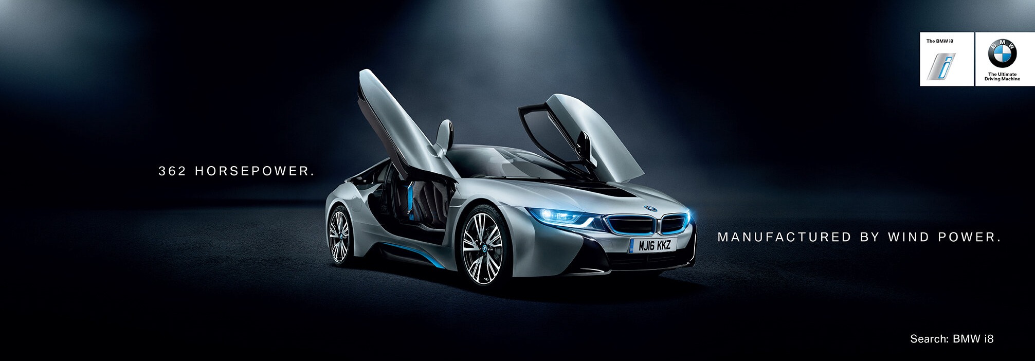 BMW i8: anuncio de ejemplo con automóvil plateado y puertas abiertas.